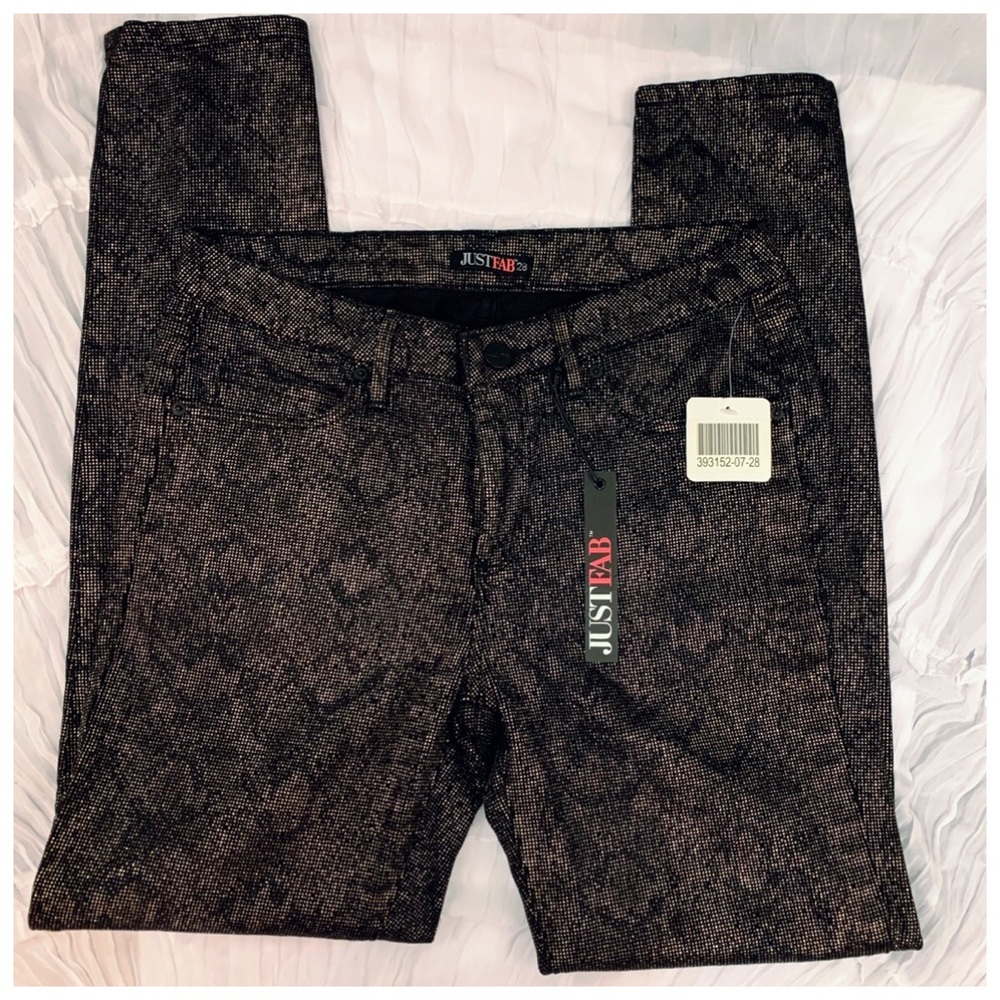 SALE  JUST FAB Skinny Low Rise Snake Print on Black NWT Size 28